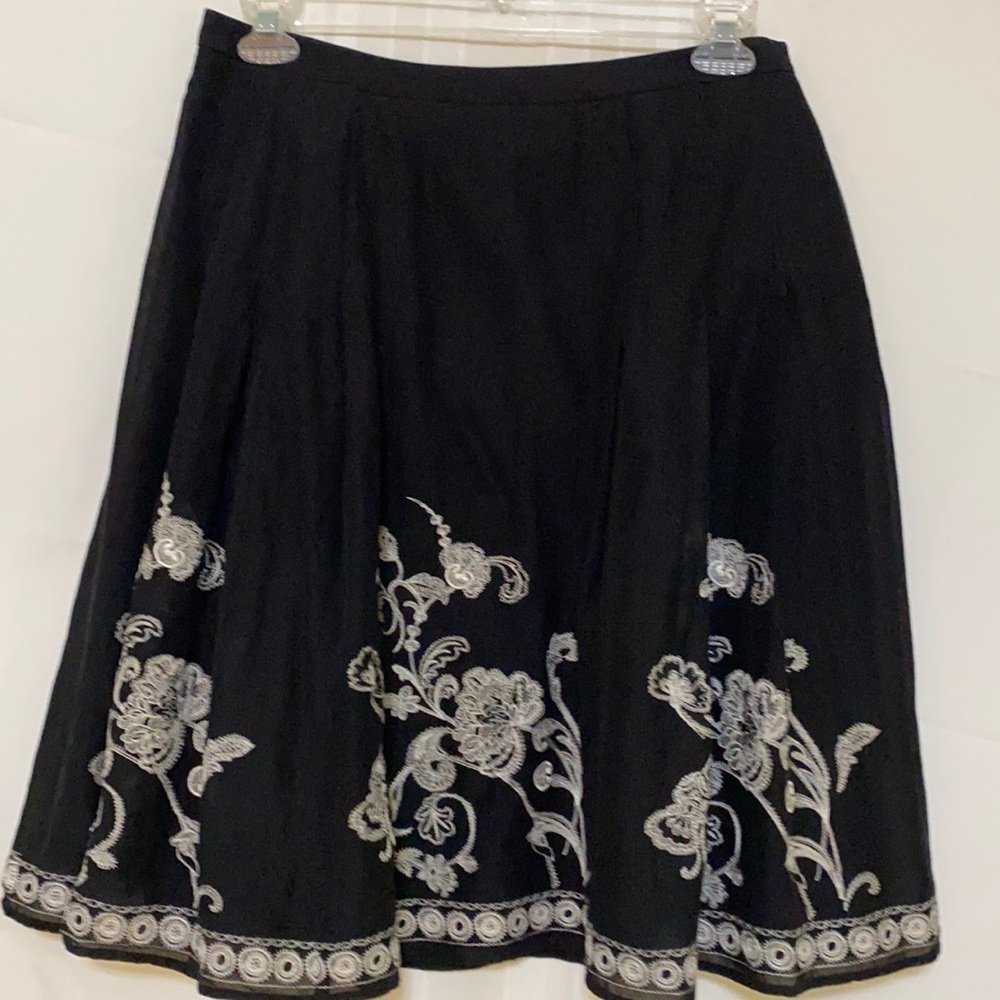 Jones New York black embroidered skirt size 14